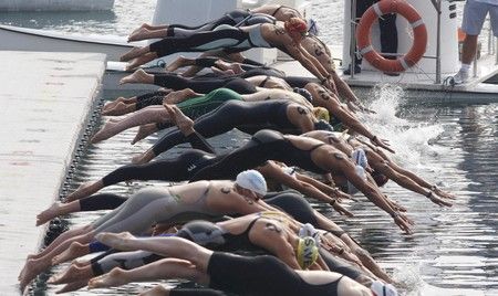 Je odstartováno. Všech 24 závodnic skáče do vody. | Foto: Reuters