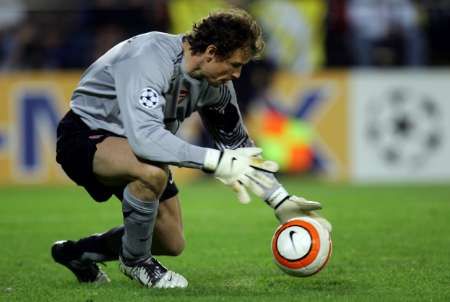 Brankář Jens Lehmann z Arsenalu chytá míč při zápase ve Villarrealu. | Foto: Reuters