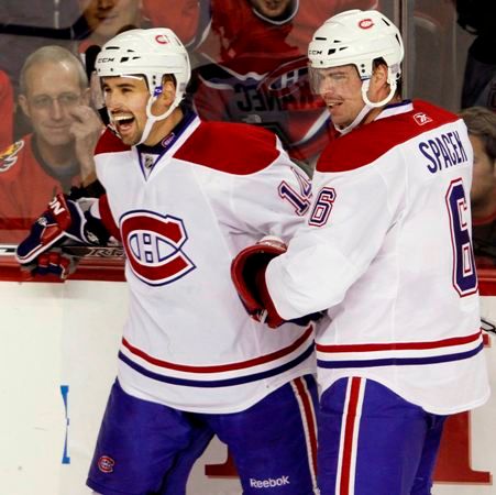 Tomáš Plekanec se raduje se spoluhráčem Jaroslavem Špačkem ze svého prvního gólu v této sezoně v dresu Montrealu Canadians. | Foto: Reuters