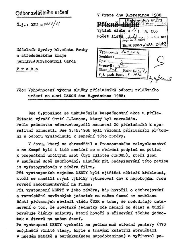 Červené barety nasadila policie proti obyčejným lidem poprvé 8.prosince 1988. V civilu hlídali dav, který si na pražské Kampě připomínal výročí smrti zakládajícího člena Beatles Johna Lennona. | Foto: Úřad dokumentace a vyšetřování zločinů komunismu