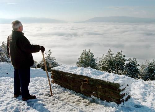 Turista shlíží z hory San Cristobal nad Pamplonou. Sněžení a teploty pod nulou zasáhly 28. listopadu zejména severní část Pyrenejského poloostrova. | Foto: ČTK / EPA