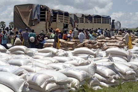 Vysídlenci ze severní Ugandy, kterou ovládá Armáda božího odporu (LRA) dostávají humanitární pomoc od Světového potravinového programu (WFP) | Foto: Reuters