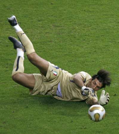 Italský gólman Gianluigi Buffon likviduje jeden z francouzských pokusů při finále MS. | Foto: Reuters