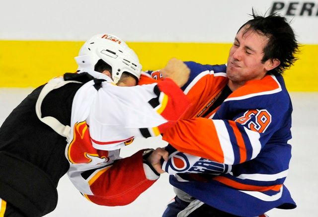 V tom samém zápase se dočkali diváci ještě jednoho duelu; Craig Conroy v něm neúspěšně vyzval Sama Gagnera. | Foto: Reuters