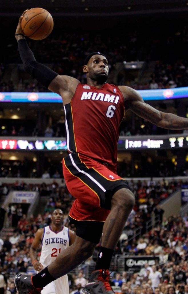 LeBron James z Miami v utkání NBA proti Philadelphii. | Foto: Reuters