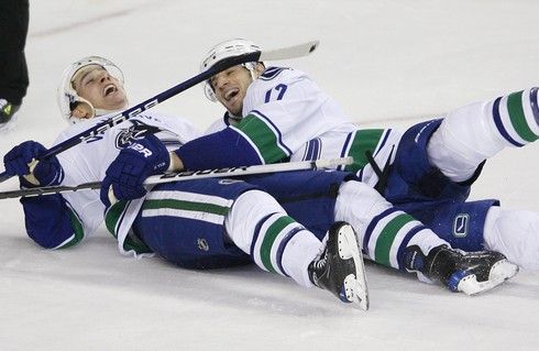 Mason Raymond a Ryan Kesler z Vancouveru slaví gol | Foto: Sport