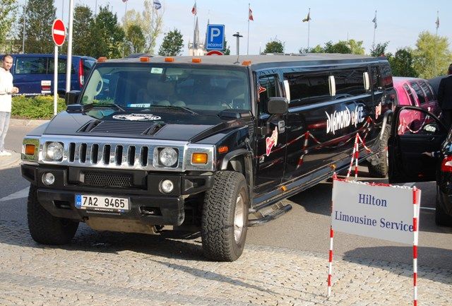 K závodu patří i řada doprovodných vozů. Například tato monstrózní limuzína Hummer | Foto: Radek Pecák