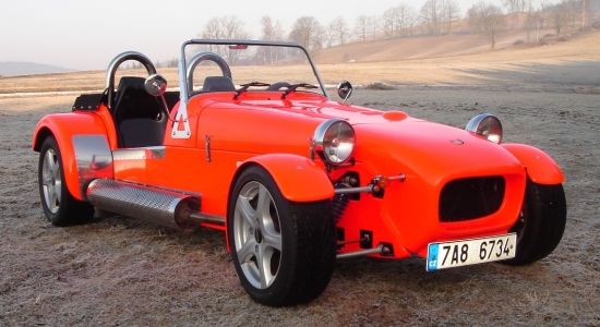 Caterham vs Kaipan – Malé zábavné autíčko ale láká více firem, které ho staví a prodávají zákazníkům. Jednou z nich je i Kaipan z české Smržovky. | Foto: Výrobci