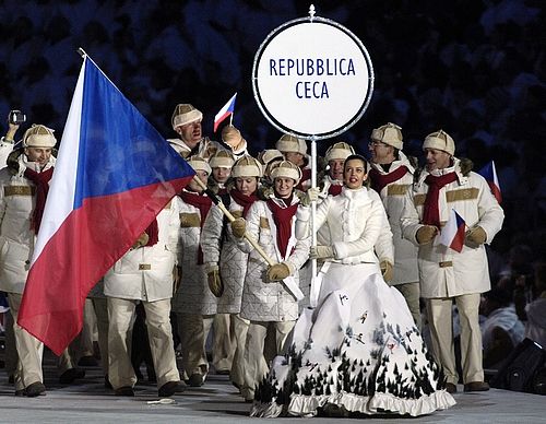 Martina Sáblíková nesla českou vlajku na zahajovacím ceremoniálu her v Turíně. | Foto: ČTK