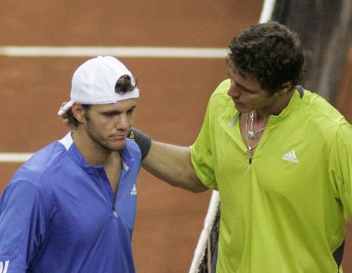 Ruský tenista Marat Safin (vpravo) po vítězství v rozhodující poslední čtyřhře čtvrtfinále Davis Cupu proti Francii, ve které porazil Paula-Henri Mathieua. | Foto: Reuters