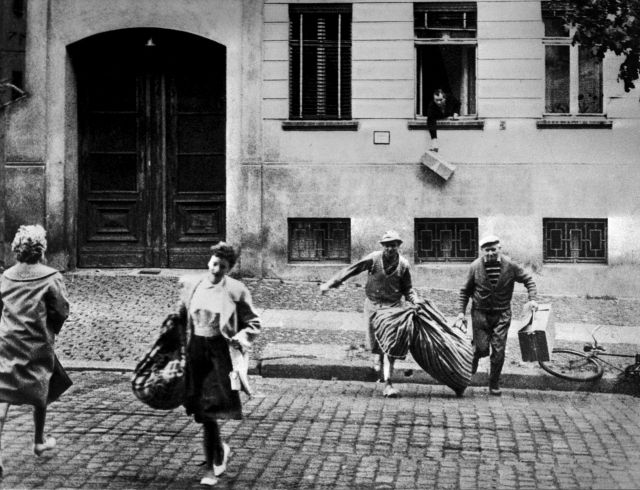 Dne 13. srpna 1961 byla v NDR přijata obranná opatření na hranici se Západním Berlínem. Útěk do Západního Berlína krátce před evakuací domů na hranici mezi oběma státy. | Foto: ČTK