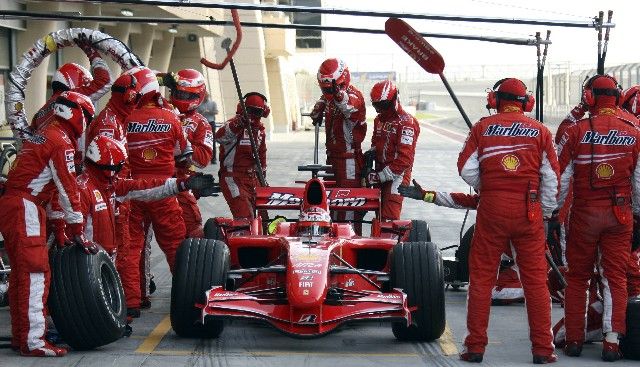 Pilot formule 1 stáje Ferrari Felipe Massa v depu při testování na okruhu v Bahrajnu. | Foto: Reuters