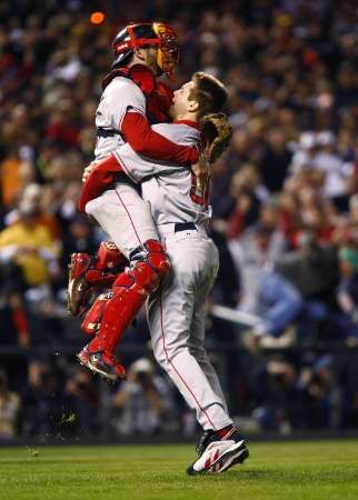 Catcher Jason Varitek (vlevo) se raduje s nadhazovačem Jonathanem Papelbonem | Foto: Reuters