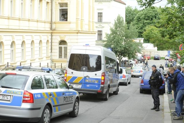 Policisté odvážejí dopoledne bývalého středočeského hejtmana Davida Ratha obviněného z přijetí úplatku z litoměřické vazební věznice na jednání sněmovny. | Foto: ČTK