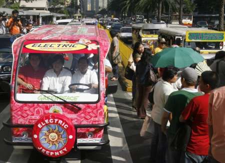 Starosta Makati Jejomar Binay si sám vyzkoušel, jak se nový elektrický jeepney řídí | Foto: Reuters