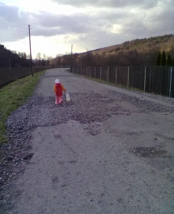 Třetí skončila silnice z obce Lhota Rapotina směrem do Skalice nad Svitavou, která se nachází v Jihomoravském kraji. | Foto: Výmoly.cz