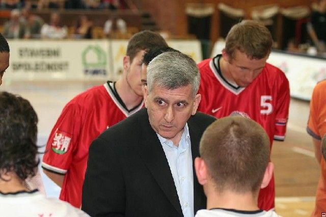 Izraelský kouč basketbalistů Nymburka Mulli Katzurin. | Foto: Aktuálně.cz