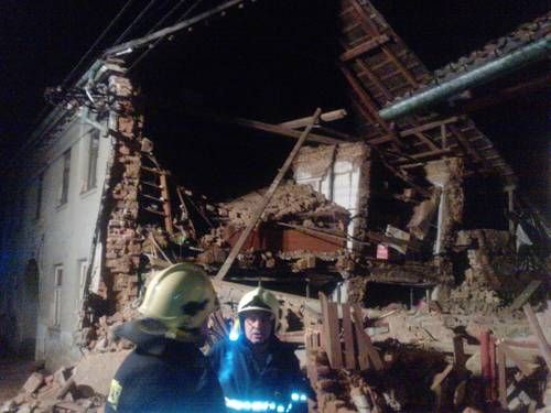 Hasiči překontrolovali hlavní přívod plynu, který pod nánosem sutin nebyl porušen. | Foto: Hasičský záchranný sbor Olomouckého kraje, www.hzsol.cz