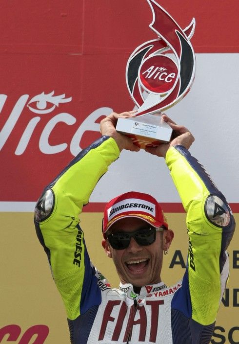 Valentino Rossi s vítěznou trofejí | Foto: Sport