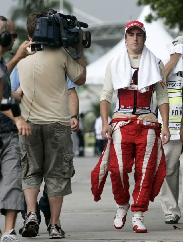 Zato Fernando Alonso, vítěz VC Bahrajnu, si může jen nadávat; neprobojoval se ani do druhé části kvalifikace. | Foto: Reuters