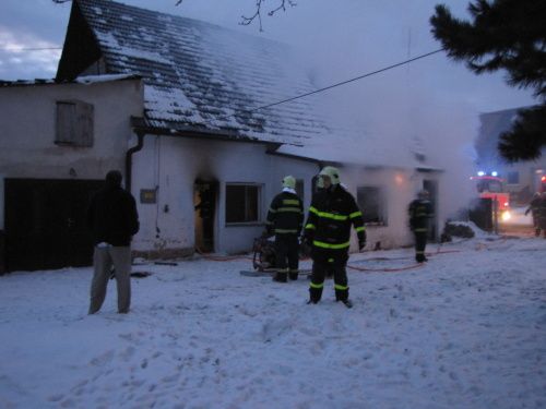 Požár domku u zapálené cigarety v Bartošovicích | Foto: HZS Moravskoslezského kraje