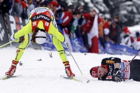 Justyna Kowalczyková (vpravo) v cíli před Petrou Majdičovou | Foto: Reuters