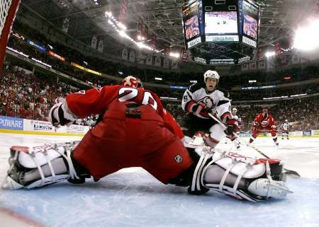 Toni Lydman střílí gól brankáři Caroliny Martinu Gerberovi v pátém zápase finále Východní konference NHL. | Foto: Reuters