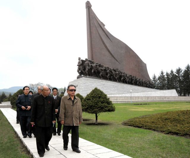 Severokorejský vůdce Kim Čong-il u jednoho z četných válečných památníků. | Foto: Reuters