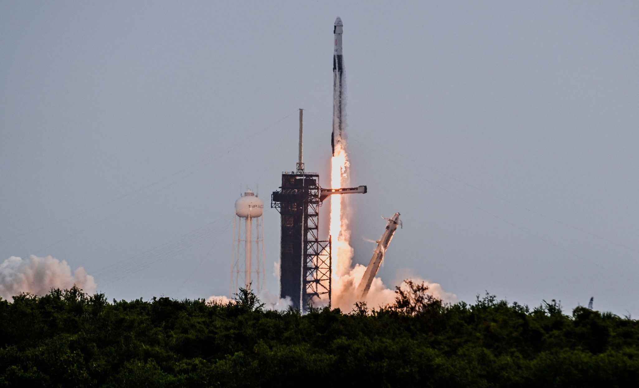 Napodruhé a s Rusem. Raketa Falcon 9 společnosti SpaceX odstartovala k ISS