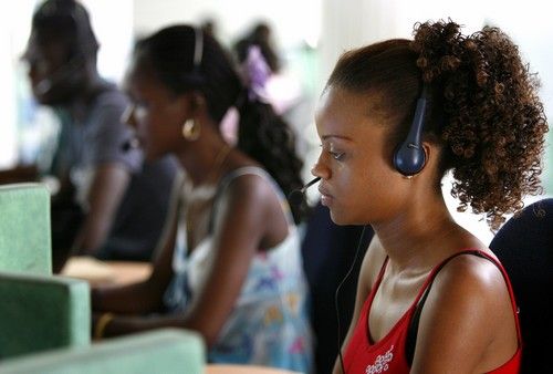 ...ne všechny Senegalky musí dřít v solných dolech. Telekomunikační firma v Senegalu... | Foto: REUTERS/Finbarr O'Reilly