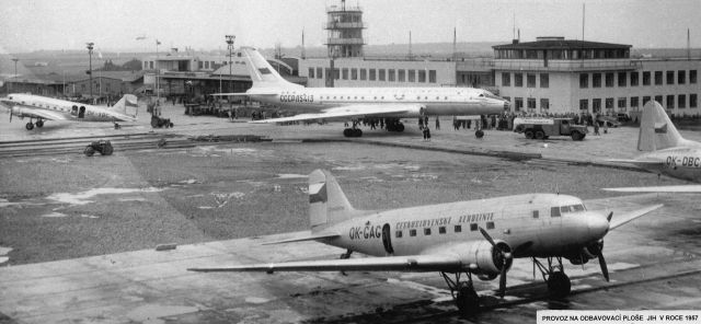 Provoz na letištní ploše v roce 1957 | Foto: Aktuálně.cz