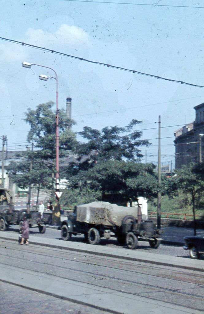 Kolona vozidel ruské armády. U Bulhara, Praha, 28. srpna 1968 | Foto: Archiv Milana Vlčka