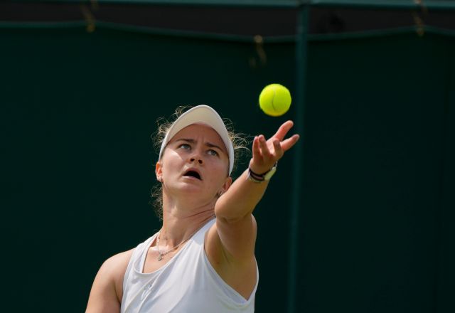 Úřadující šampionka French Open Barbora Krejčíková si pro Wimbledon nedělala velké cíle, v prvních dvou kolech to ale rozhodně nevypadalo, že by se na trávě pouze učila hrát. | Foto: ČTK