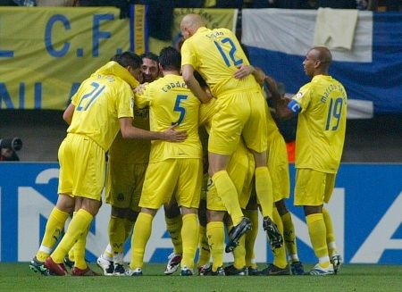 Hráči Villarrealu se radují po vstřelení branky Valencii během utkání španělské Primera Division. | Foto: Reuters