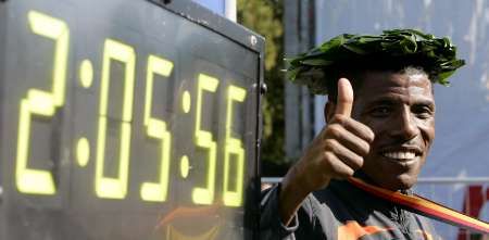 Etiopský běžec Haile Gebrselassie zaostal na Berlínském maratonu jen 61 sekund za světovým rekordem. | Foto: Reuters