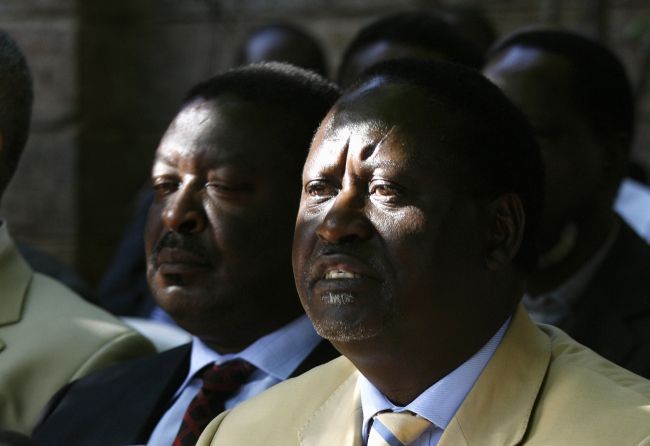 Opoziční lídr Raila Odinga mluví s novináři v hlavním stanu svého Oranžového demokratického hnutí. 8. ledna 2008, Nairobi, Keňa | Foto: Reuters