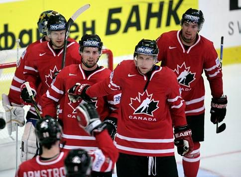 Heatley (druhý zprava) se neprosadil, ale po zápase slavil se spoluhráči | Foto: Reuters