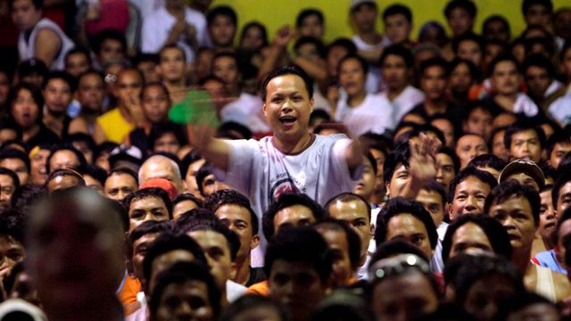 Manny Pacquiao je doma na Filipínách národním hrdinou. Utkání v Manile i jinde sledovaly tisíce fanoušků. | Foto: Reuters