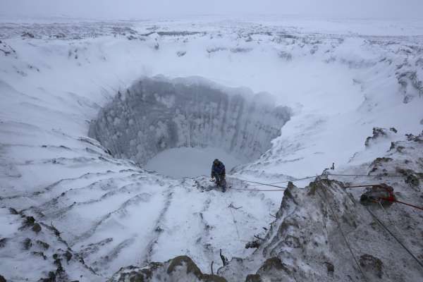 Jeden z kráterů v Jamalo-něneckém autonomním okruhu na západě Sibiře. | Foto: Reuters