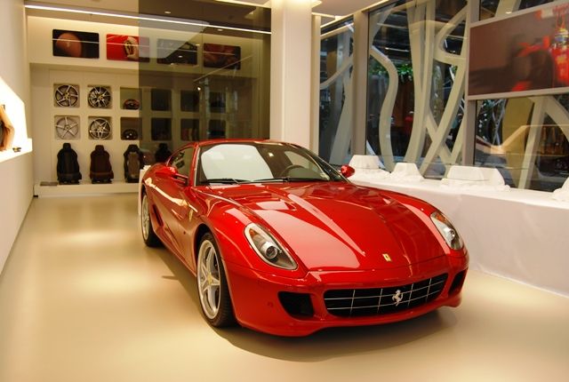 Při dnešním otevření stálo uvnitř autosalonu kromě odhalované Italie jen Ferrari 599 | Foto: Radek Pecák