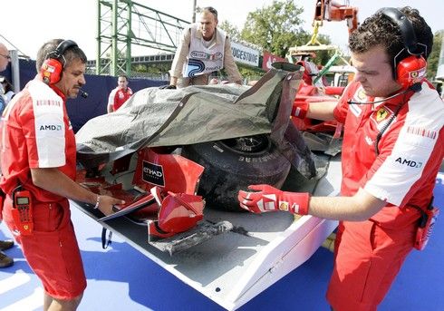 Giancarlo Fisichella při třetím tréninku havaroval | Foto: Sport