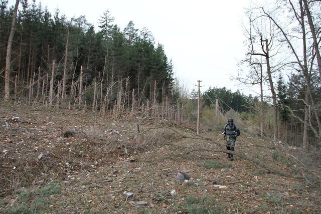 Z objektu stále zaznívají výbuchy. | Foto: Policie ČR