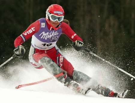 Šárka Záhrobská bojuje se slalomovými tyčkami v závodě SP ve slovinské Krajnské Goře, v němž obsadila druhé místo. | Foto: Reuters