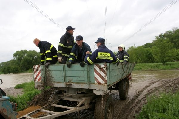 ...a po úmorné šichtě do místní sokolovny na oběd. Teď už jsou snad Kvasice v bezpečí. | Foto: Karel Toman