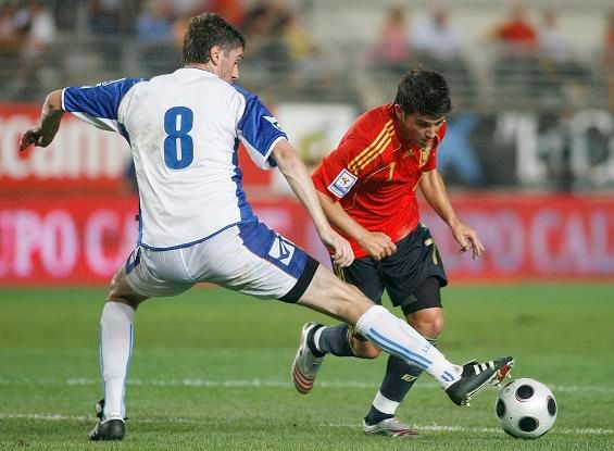 Jediný střelec Španělska David Villa v souboji s Dariem Damjanovicem z Bosny a Hercegoviny | Foto: Reuters