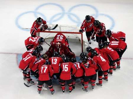 Hokejistky kanady před vítězným olympijským finále se Švédskem. | Foto: Reuters