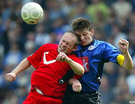 Štajner si na tvrdý fotbal v Německu zvykl | Foto: Reuters