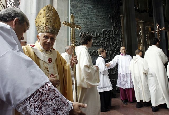 Věřící a ateisté by si měli vyjít vstříc a upustit od vzájemné nevraživosti, prohlásil papež Benedikt XVI. na úvod své dvoudenní návštěvy Španělska. | Foto: Reuters