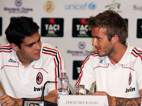 Kaká v rozhovoru s Beckhamem | Foto: Reuters