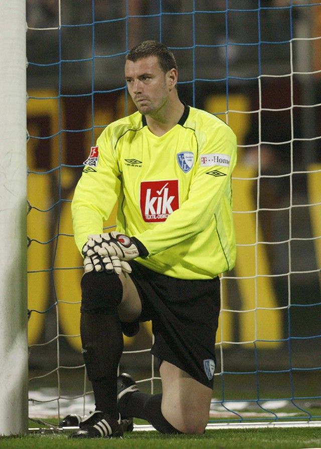 Český brankář Bochumi Jan Laštůvka po jednom ze tří inkasovaných gólů od hráčů Schalke 04. | Foto: Reuters